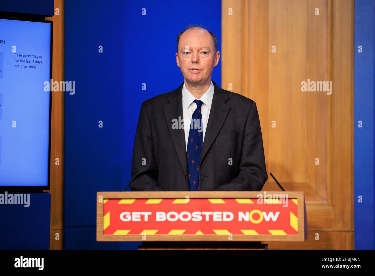 Chief Medical Officer for England Chris Whitty parla durante un aggiornamento Covid a Downing Street il 15 dicembre 2021 a Londra, Inghilterra. Foto Stock