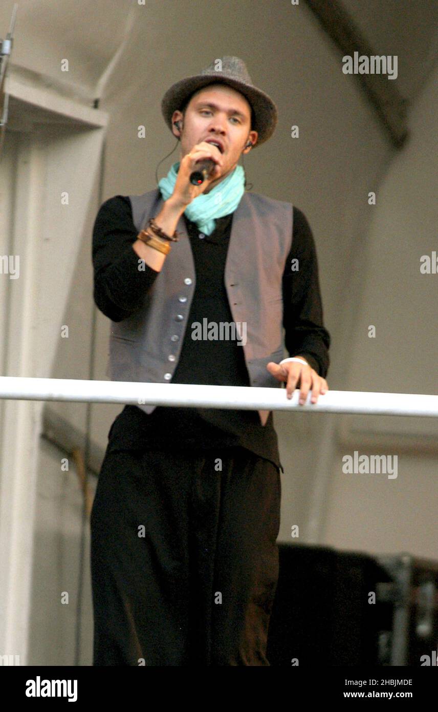 Will Young si esibisce una tantina al 'Music on A Summer Evening 2005', parte di una serie di concerti che si svolgono in tre ambientazioni English Heritage, presso la Kenwood House il 30 luglio 2005 a Londra. Foto Stock