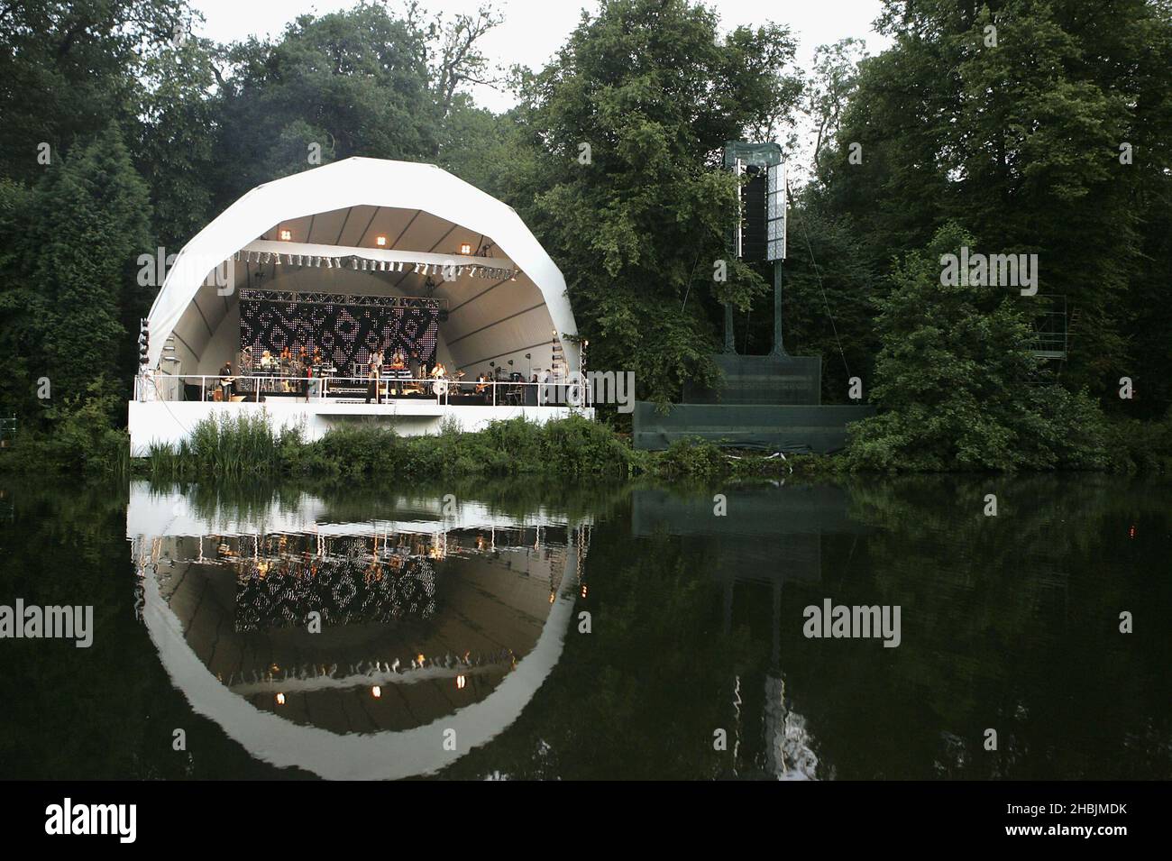 Will Young si esibisce una tantina al 'Music on A Summer Evening 2005', parte di una serie di concerti che si svolgono in tre ambientazioni English Heritage, presso la Kenwood House il 30 luglio 2005 a Londra. Foto Stock