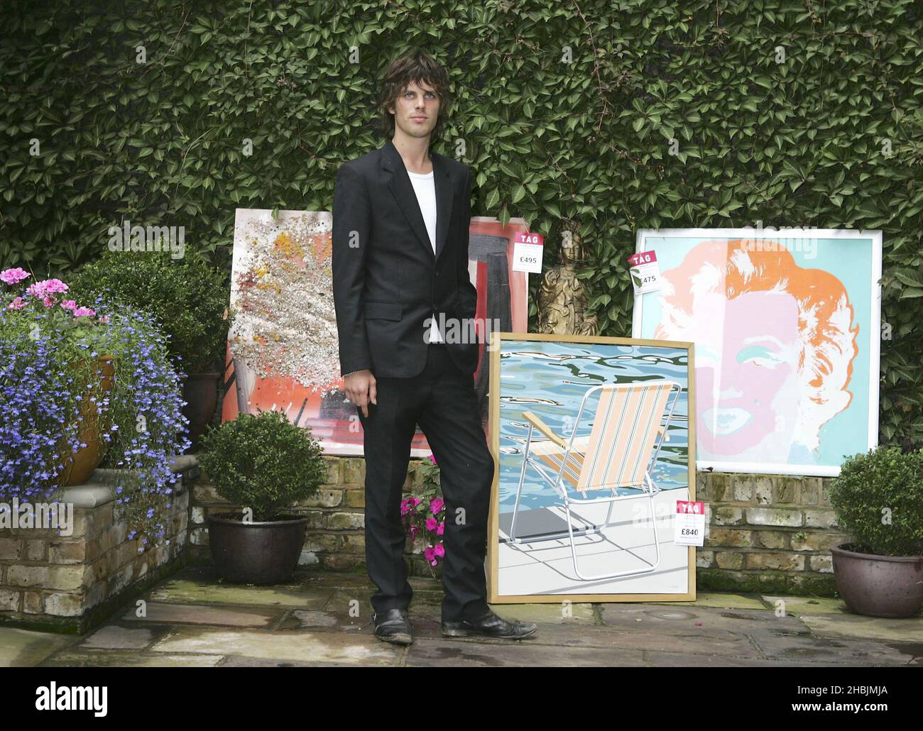 Jackson Scott si pone con opere d'arte che vanno sotto il martello in prima asta d'arte online Â€ 1m a Home House, Londra. Foto Stock