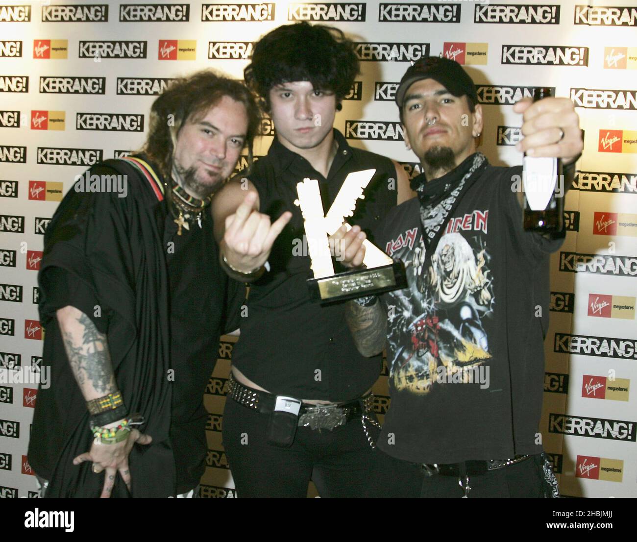 Max Cavalier di Soulfly e Sepultura e Matt Heafy di Trivium e Robert Flynn di Machine Head riceve il premio per il servizio Roadrunner Record's al metallo al Kerrang! Premi 2005, presso la Birreria di Londra. Foto Stock