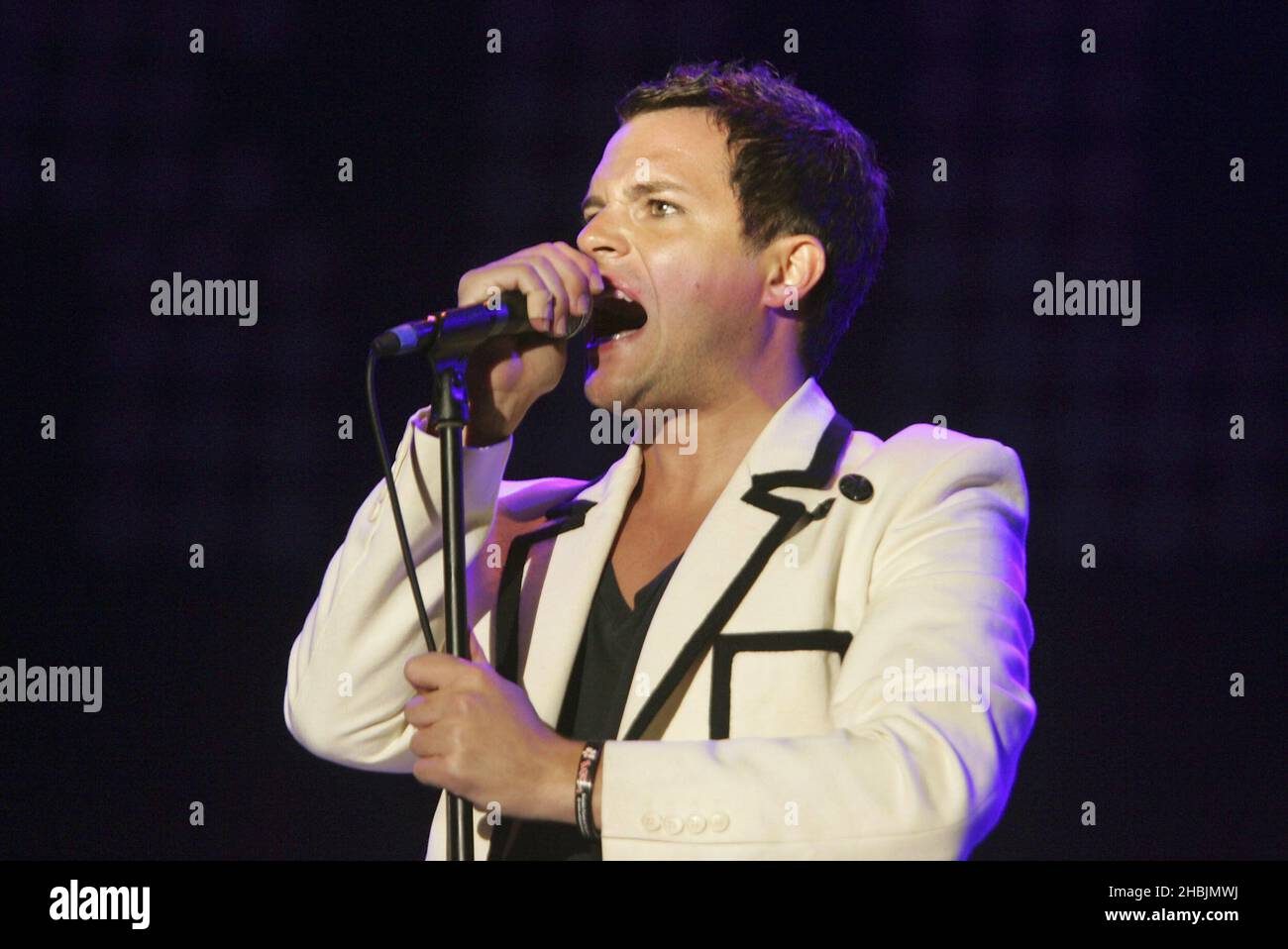 Brandon Flowers of the Killers si esibisce dal vivo sul palco al primo giorno del Festival di lettura del fine settimana di Carling a Richfield Avenue il 26 agosto 2005 a Reading. Foto Stock