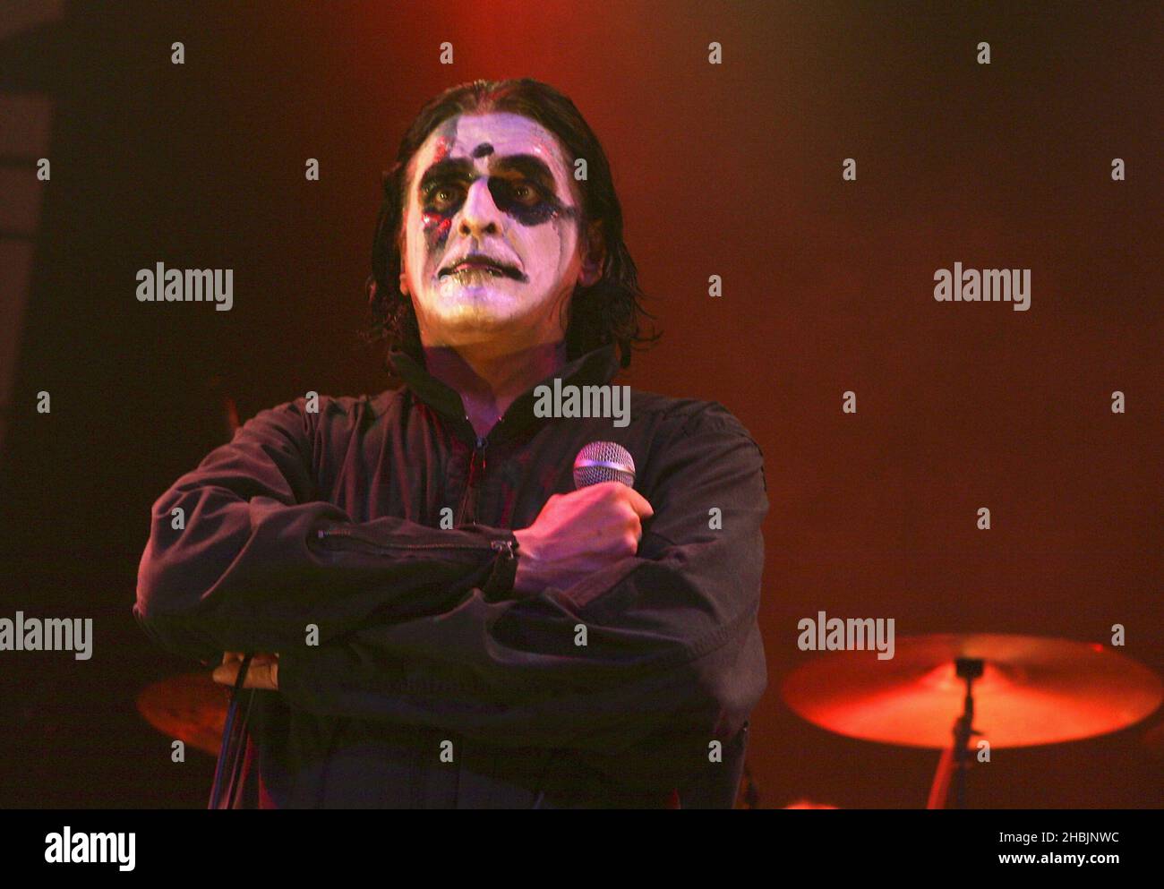 Jaz Coleman della band inglese di arte-rock killing Joke si esibì sul palco all'Astoria il 14 ottobre 2005 a Londra. Foto Stock