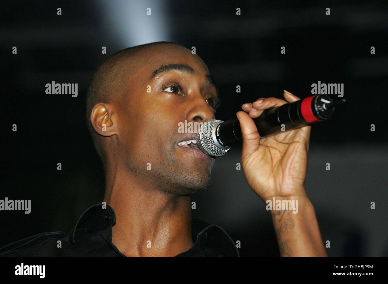 Simon Webbe si esibisce al Girl Guiding Concert presso il Birmingham Nec, Birmingham. Foto Stock