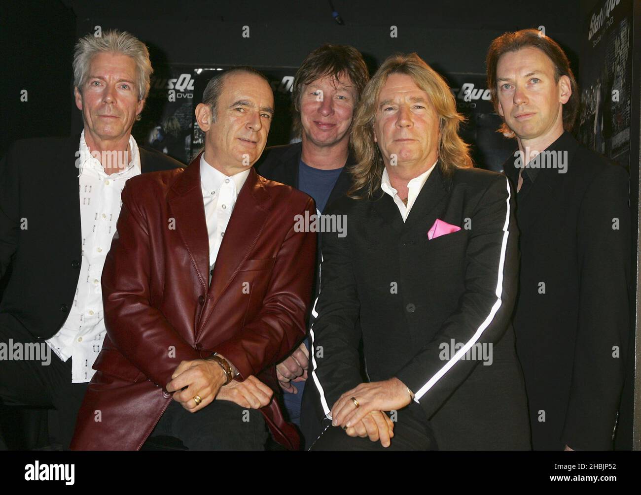 Andrew Brown; John Edwards; Francis Rossi; Rick Parfitt; Matt Letley di Status Quo in posa sul backstage al DVD Launch party per i veterani del pop-rock Status Quo, celebrando la release di novembre 7 di 'The Party ai't Over Yet - 40 Years of Status Quo', al Marquee Club il 26 ottobre 2005 a Londra. Foto Stock