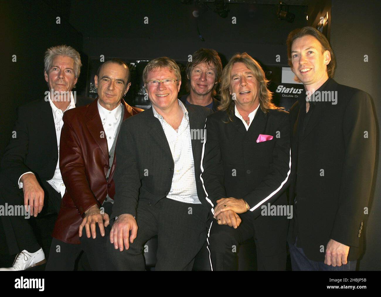 Andrew Brown; John Edwards; Francis Rossi; Rick Parfitt; Matt Letley di Status Quo con David Kid Jensen in posa sul backstage al DVD Launch party per i veterani del pop-rock Status Quo, celebrando la release di novembre 7 di 'The Party ai't Over Yet - 40 Years of Status Quo', al Marquee Club il 26 ottobre 2005 a Londra. Foto Stock