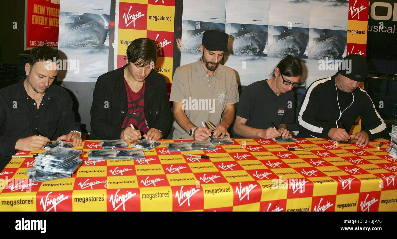 La German Rock Industrial Band Rammstein firma l'esclusivo album di mezzanotte ' Rosenrot' presso Virgin Megastore, Oxford Street, Londra. Foto Stock