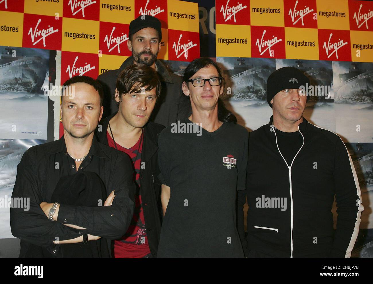 La German Rock Industrial Band Rammstein firma l'esclusivo album di mezzanotte ' Rosenrot' presso Virgin Megastore, Oxford Street, Londra. Foto Stock