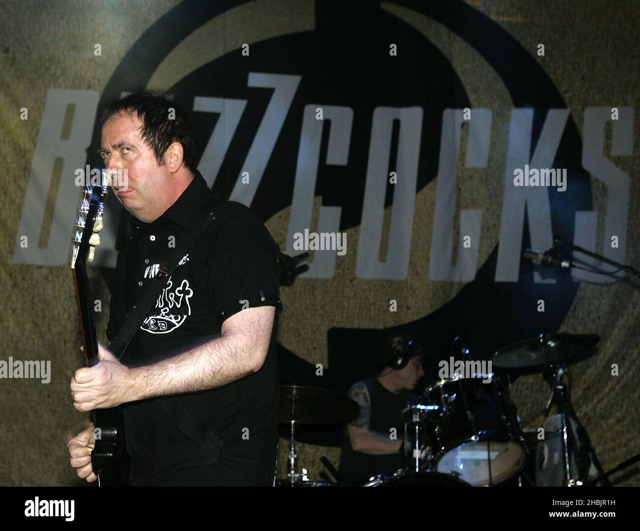 Steve Diggle e Pete Shelley della band punk britannica Buzzcocks si esibiscono sul palco per promuovere il loro ultimo album "Flat-Pack Philosophy" al Koko Camden di Londra. Foto Stock