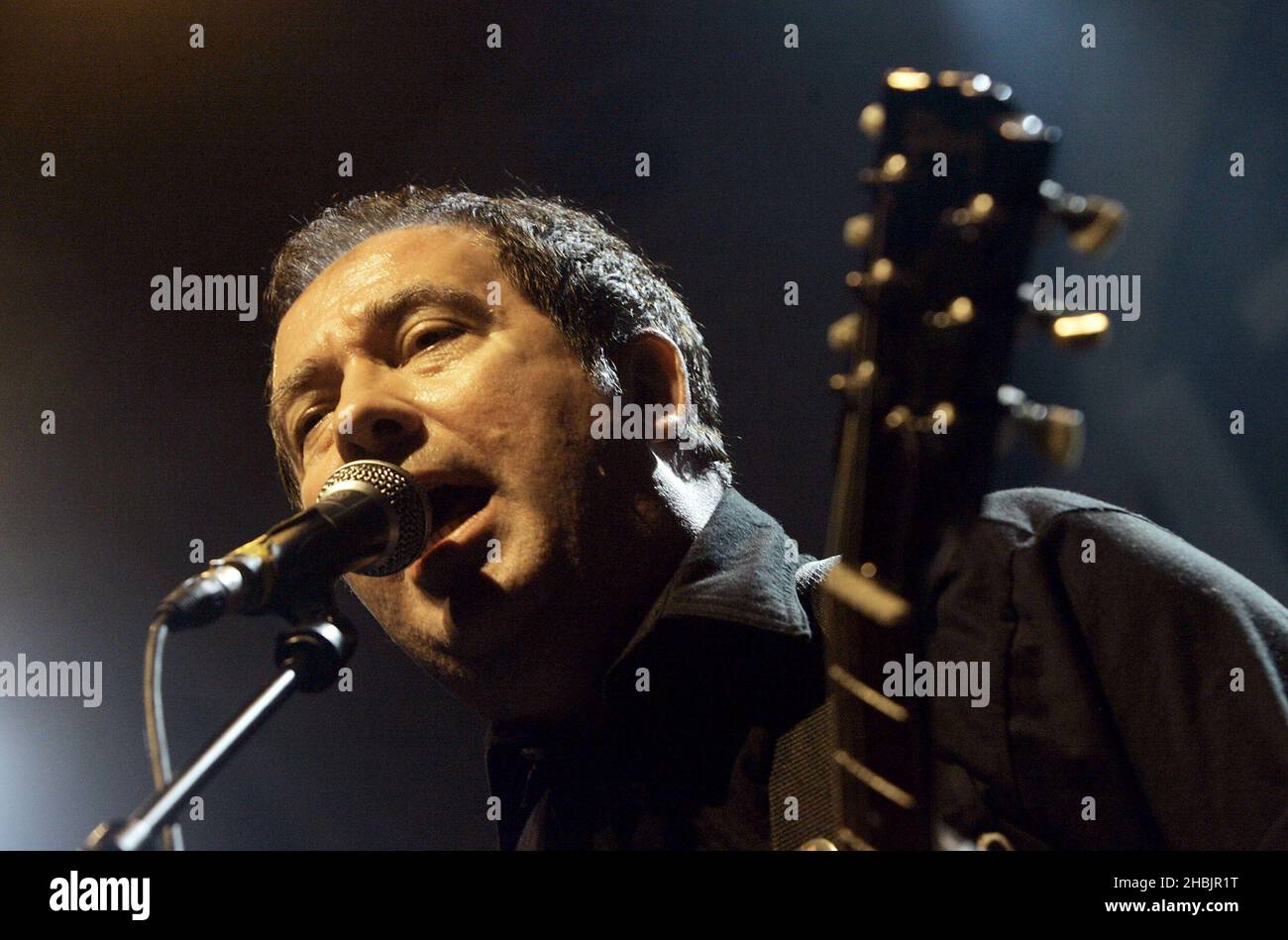 Steve Diggle e Pete Shelley della band punk britannica Buzzcocks si esibiscono sul palco per promuovere il loro ultimo album "Flat-Pack Philosophy" al Koko Camden di Londra. Foto Stock