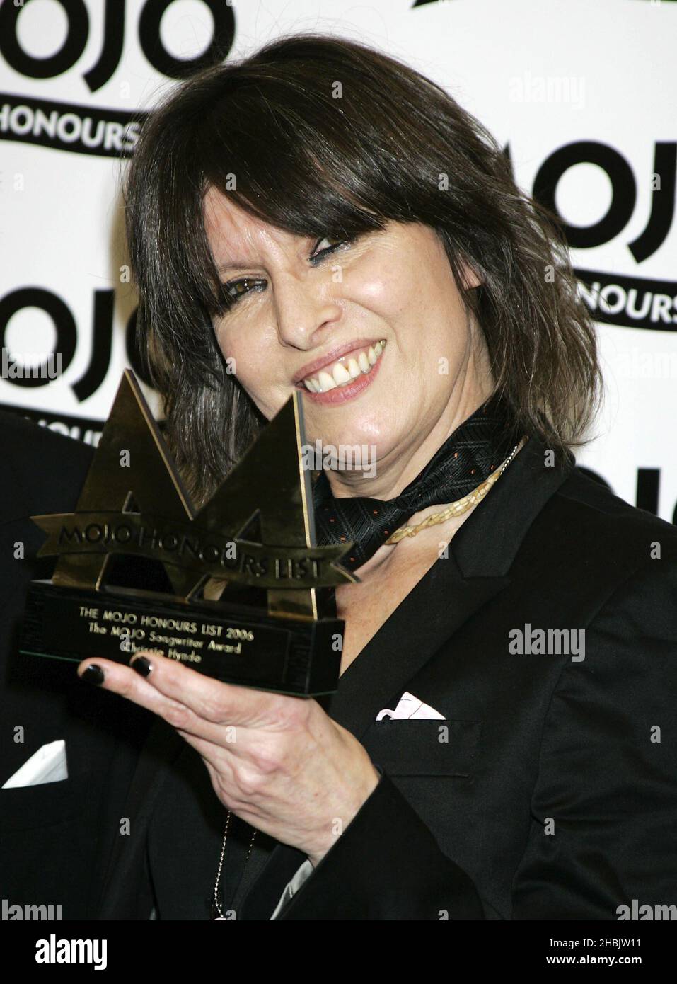 Chrissie Hynde si pone con il Mojo songwriter Award. Foto Stock
