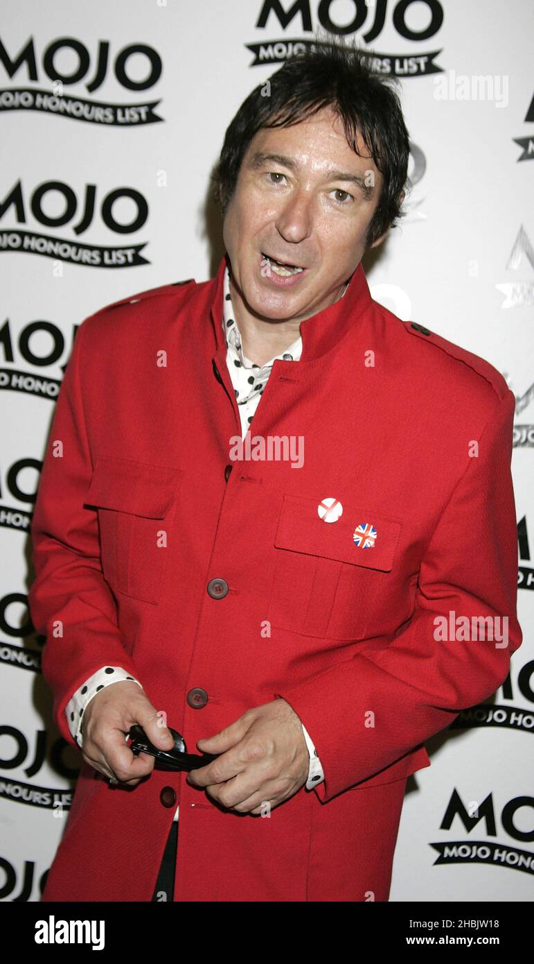 Steve Diggle of the Buzzcks si pone con il Mojo Inspiration Award. Foto Stock