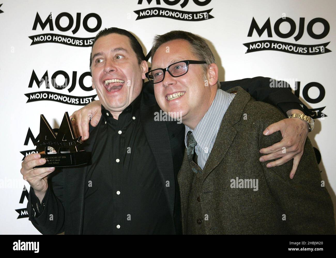 Jools Holland con il premio per il Mojo Medal pone con Vic Reeves. Foto Stock