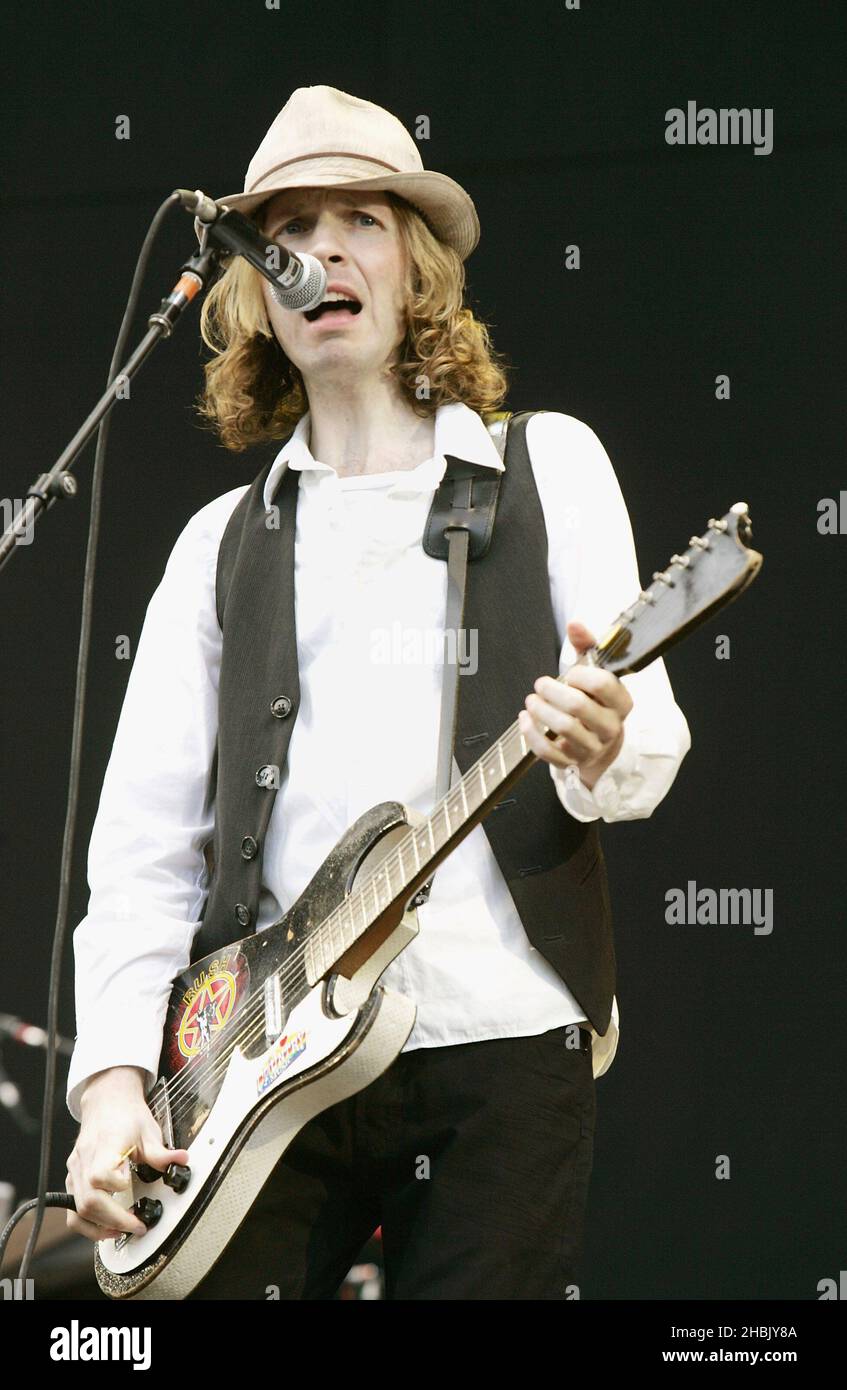 Beck si esibisce sul palco, durante il V Festival di Hylands Park a Chelmsford, Essex domenica 20 agosto 2006. Foto di intrattenimento Foto Stock