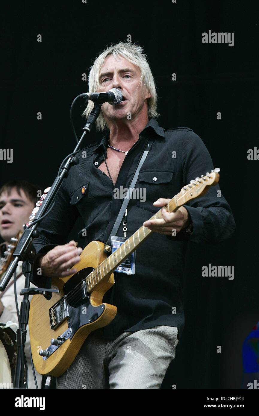 Paul Weller suona sul palco, durante il V Festival di Hylands Park a Chelmsford, Essex domenica 20 agosto 2006. Foto di intrattenimento Foto Stock