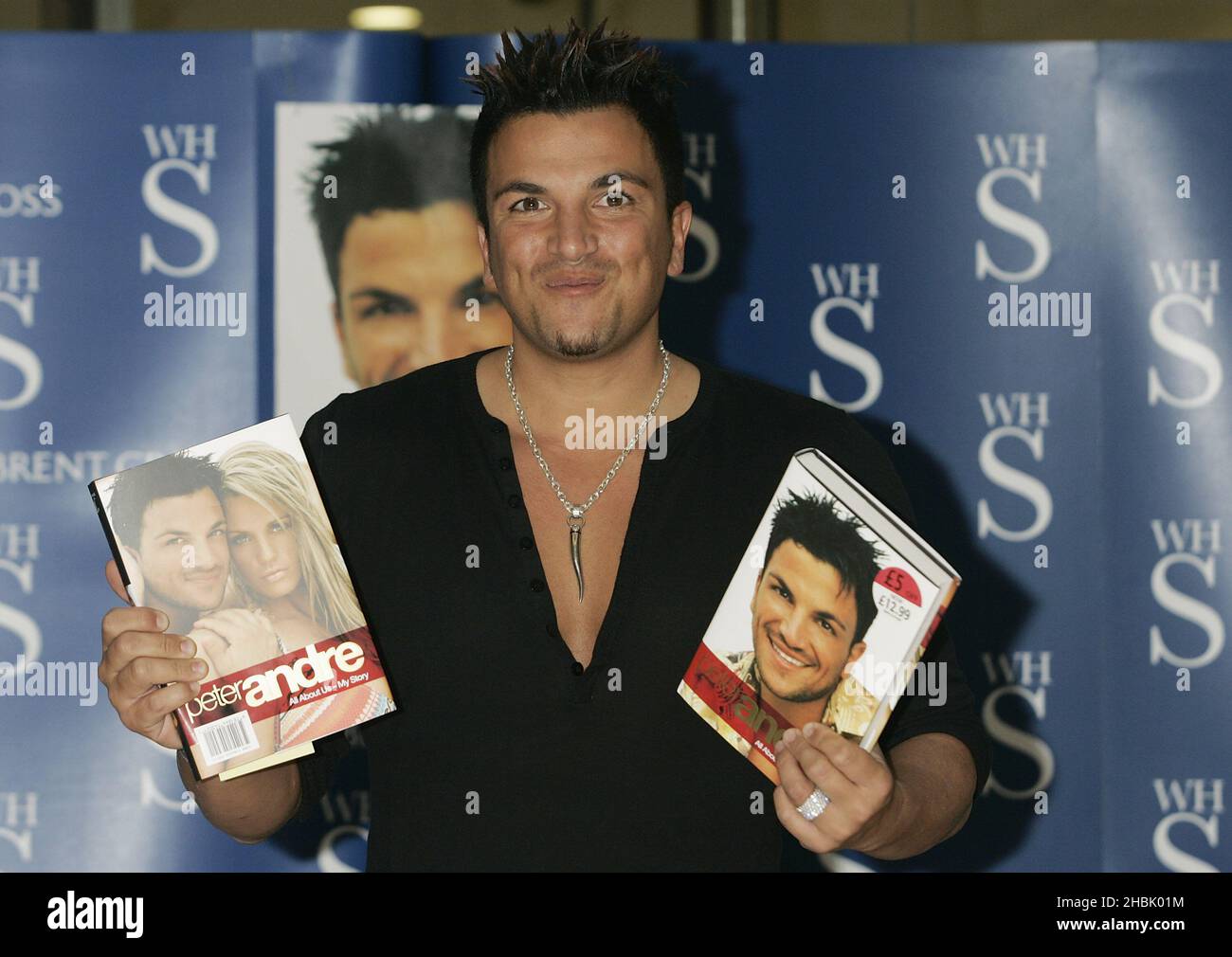 Peter Andre firma copie del suo nuovo libro tutto su di noi: My Story - WH Smith, Brent Cross Shopping Centre, Londra. Intrattenimento Foto Stock