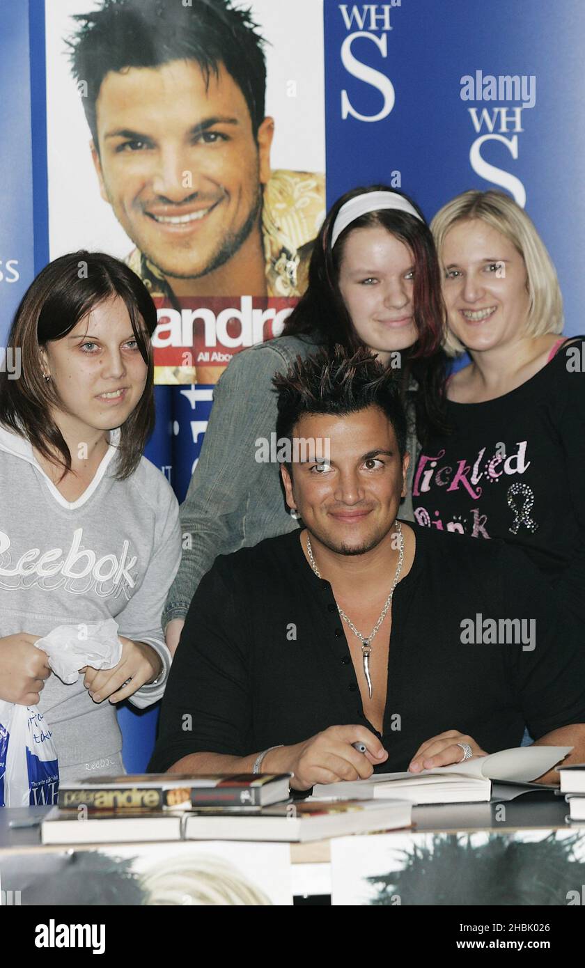 Peter Andre firma copie del suo nuovo libro tutto su di noi: My Story - WH Smith, Brent Cross Shopping Centre, Londra. Intrattenimento Foto Stock