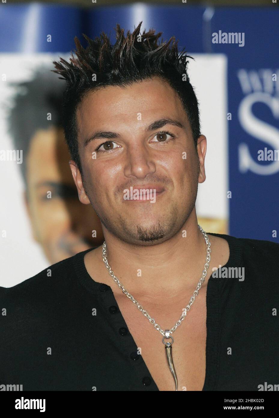 Peter Andre firma copie del suo nuovo libro tutto su di noi: My Story - WH Smith, Brent Cross Shopping Centre, Londra. Intrattenimento Foto Stock