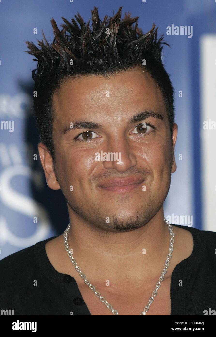 Peter Andre firma copie del suo nuovo libro tutto su di noi: My Story - WH Smith, Brent Cross Shopping Centre, Londra. Intrattenimento Foto Stock