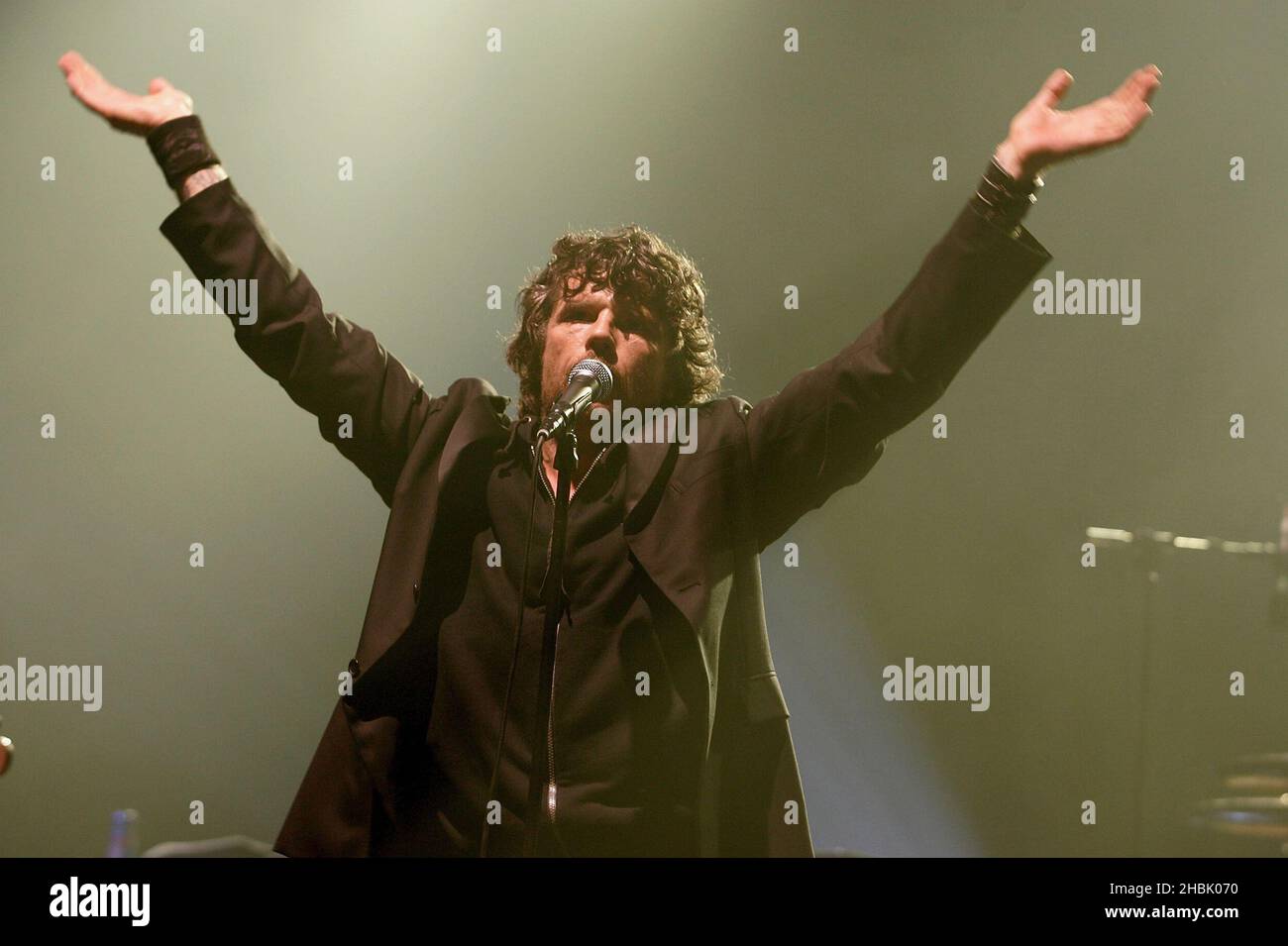 Ian Astbury del Cult che si esibisce alla Brixton Academy di Londra il 22 settembre 2006. Foto Stock