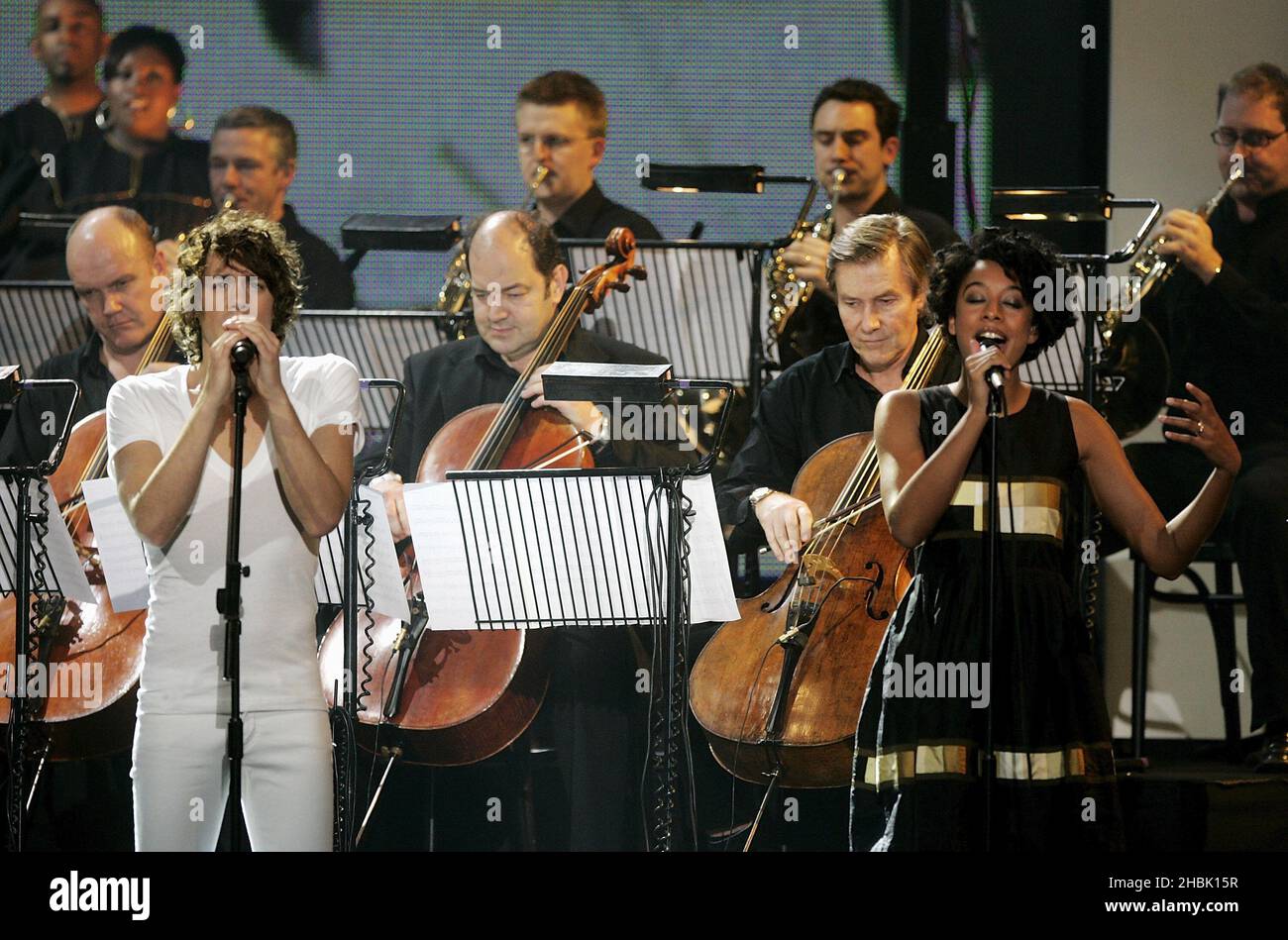 Johnny Borrell e la cantante Corinne Bailey Rae suonano con una Sir George Martin Tribute Band sul palco durante la UK Music Hall of Fame all'interno di Alexandra Palace a nord di Londra, il 14 novembre 2006. Una linea internazionale di leggende musicali e celebrità si è riunita per la cerimonia di orientamento della UK Music Hall of Fame del 2006, organizzata da Dermot o'Leary. Foto Stock