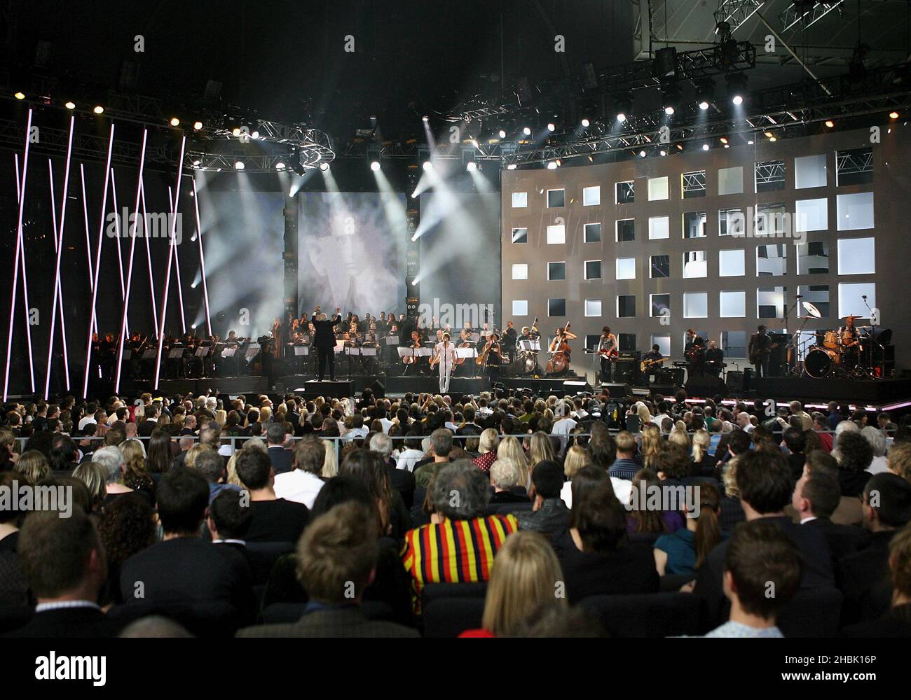 Johnny Borrell e la cantante Corinne Bailey Rae suonano con una Sir George Martin Tribute Band sul palco durante la UK Music Hall of Fame all'interno di Alexandra Palace a nord di Londra, il 14 novembre 2006. Una linea internazionale di leggende musicali e celebrità si è riunita per la cerimonia di orientamento della UK Music Hall of Fame del 2006, organizzata da Dermot o'Leary. Foto Stock