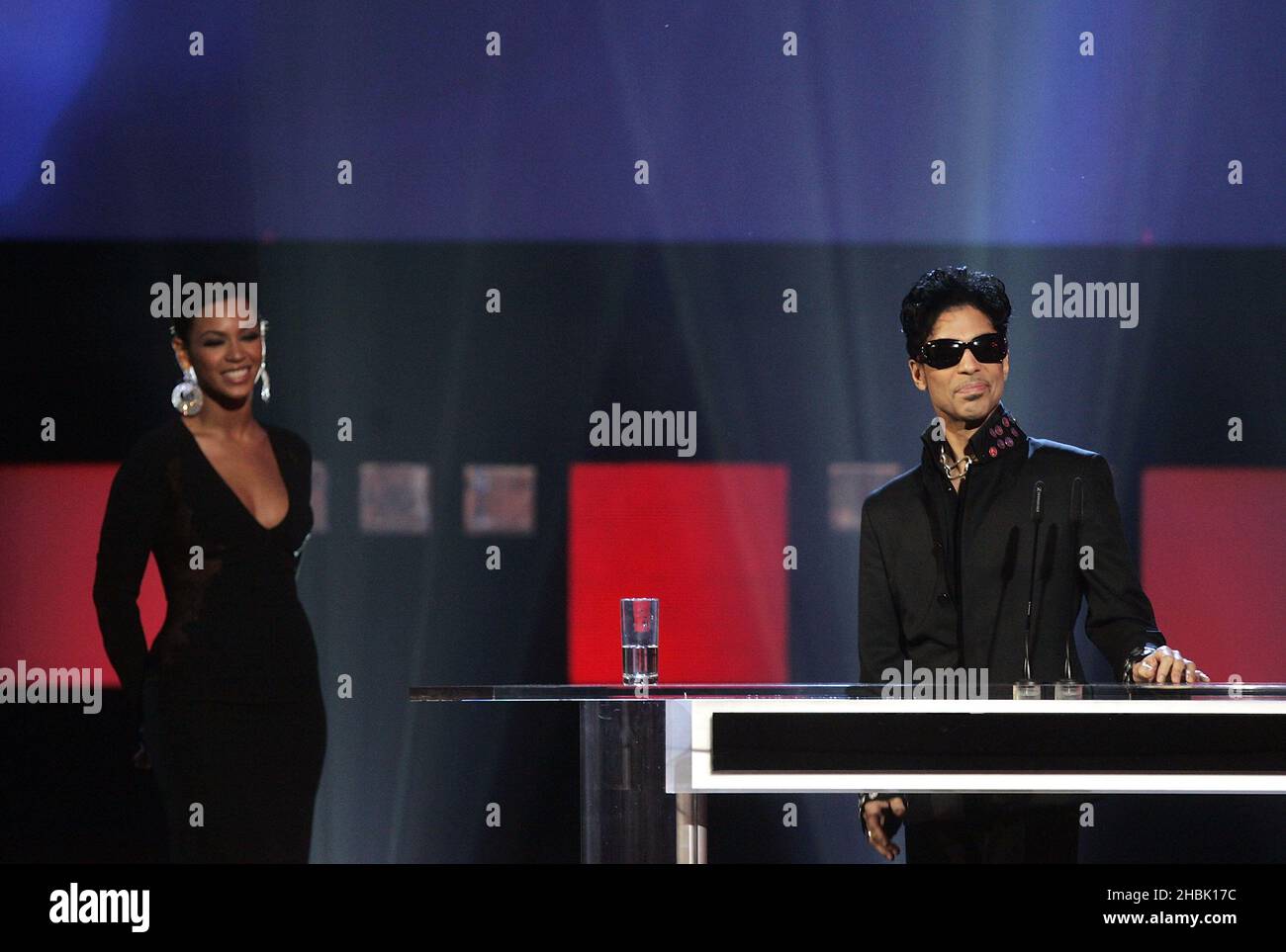 Prince viene presentato con il suo trofeo induttivo di Beyonce Knowles sul palco durante la UK Music Hall of Fame all'interno di Alexandra Palace a nord di Londra, il 14 novembre 2006. Una linea internazionale di leggende musicali e celebrità si è riunita per la cerimonia di orientamento della UK Music Hall of Fame del 2006, organizzata da Dermot o'Leary. Foto Stock