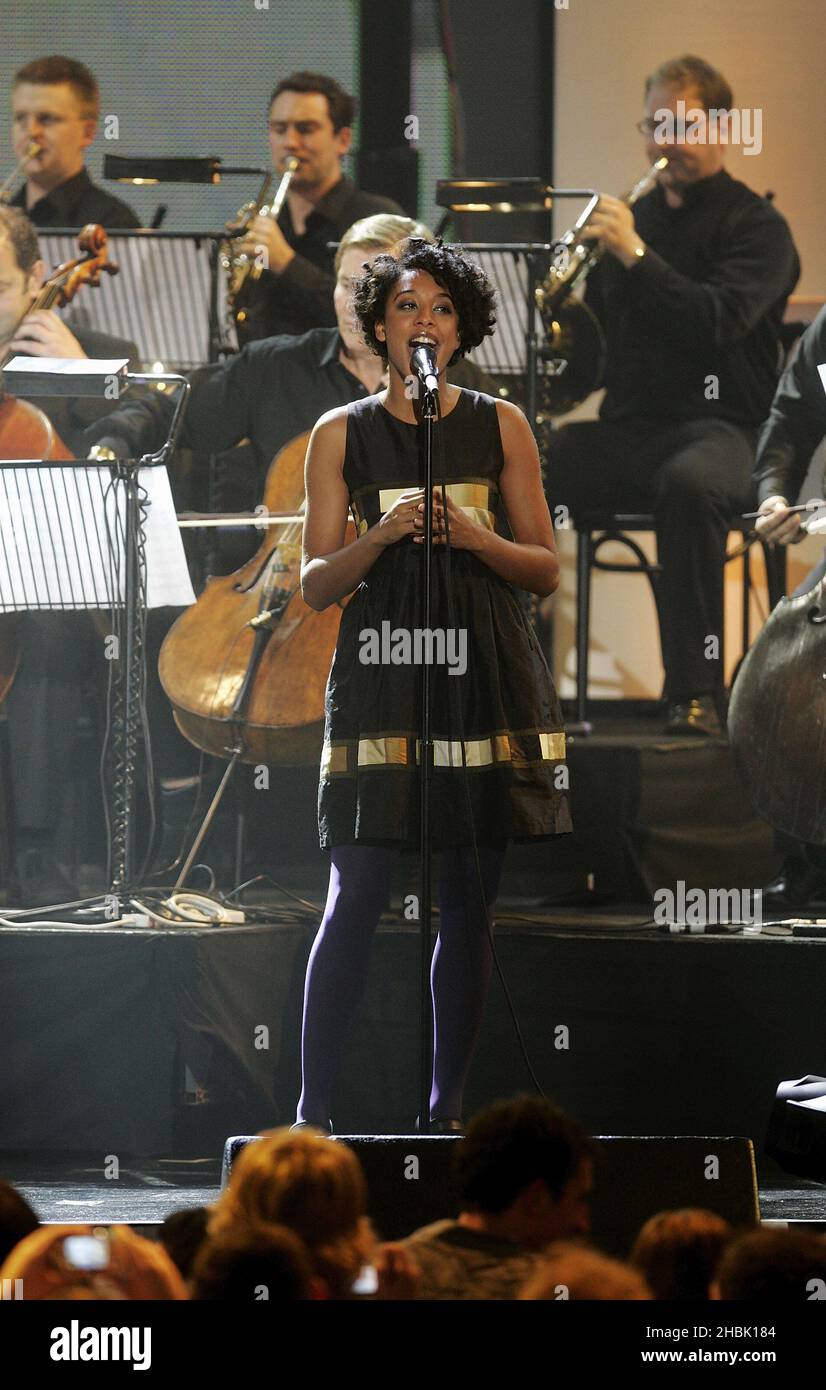 Il cantante Corinne Bailey Rae suona con una Sir George Martin Tribute Band sul palco durante la UK Music Hall of Fame all'interno di Alexandra Palace a nord di Londra, il 14 novembre 2006. Una linea internazionale di leggende musicali e celebrità si è riunita per la cerimonia di orientamento della UK Music Hall of Fame del 2006, organizzata da Dermot o'Leary. Foto Stock