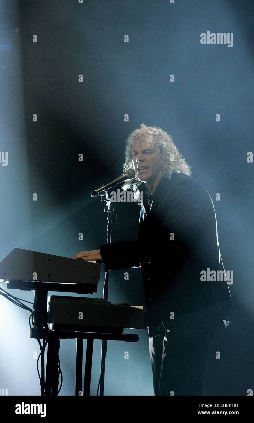 David Bryan della rock band Bon Jovi suona sul palco durante la UK Music Hall of Fame all'interno di Alexandra Palace a nord di Londra, il 14 novembre 2006. Una linea internazionale di leggende musicali e celebrità si è riunita per la cerimonia di orientamento della UK Music Hall of Fame del 2006, organizzata da Dermot o'Leary. Foto Stock