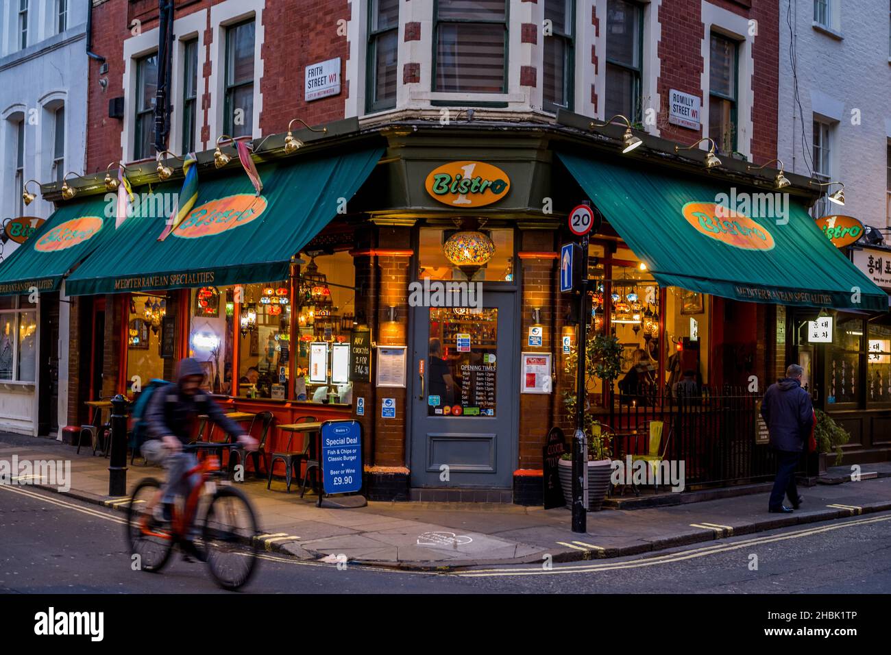 Il Bistro 1 Soho on Frith Street, un rilassato ristorante mediterraneo con lampade di vetro colorate, serve menu fissi da 2 e 3 portate. Foto Stock