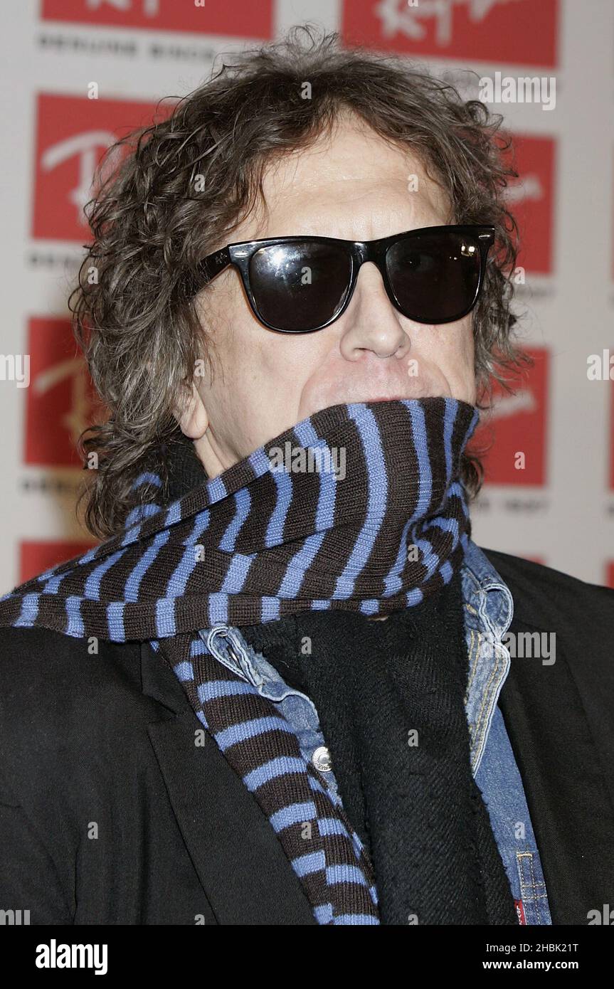 Mick Rock arriva al Ray-Ban Wayfarer Uncut Sessions Photocall alla Sala da ballo elettrica il 12 dicembre 2006 a Londra. Foto Stock