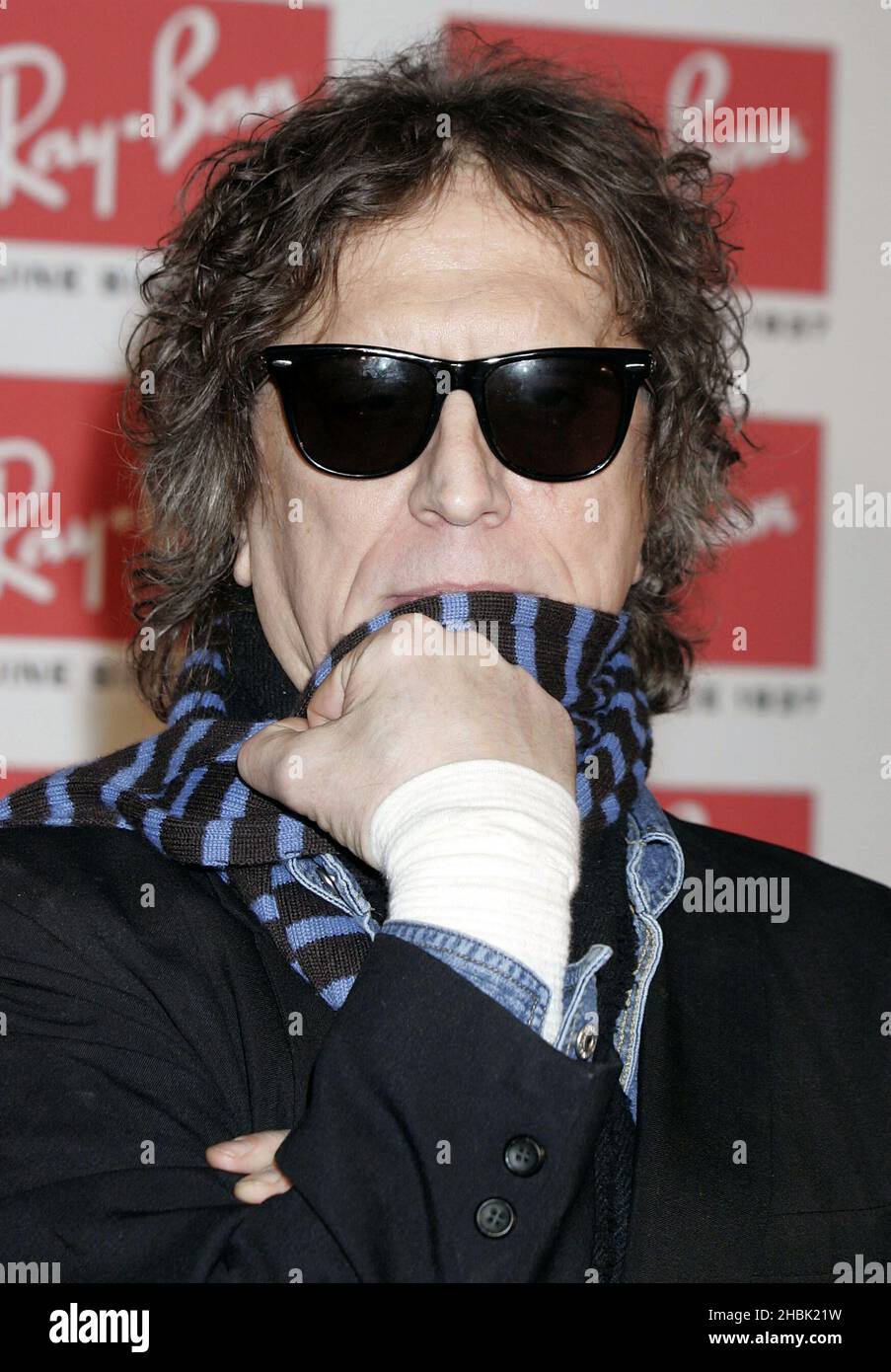 Mick Rock arriva al Ray-Ban Wayfarer Uncut Sessions Photocall alla Sala da ballo elettrica il 12 dicembre 2006 a Londra. Foto Stock