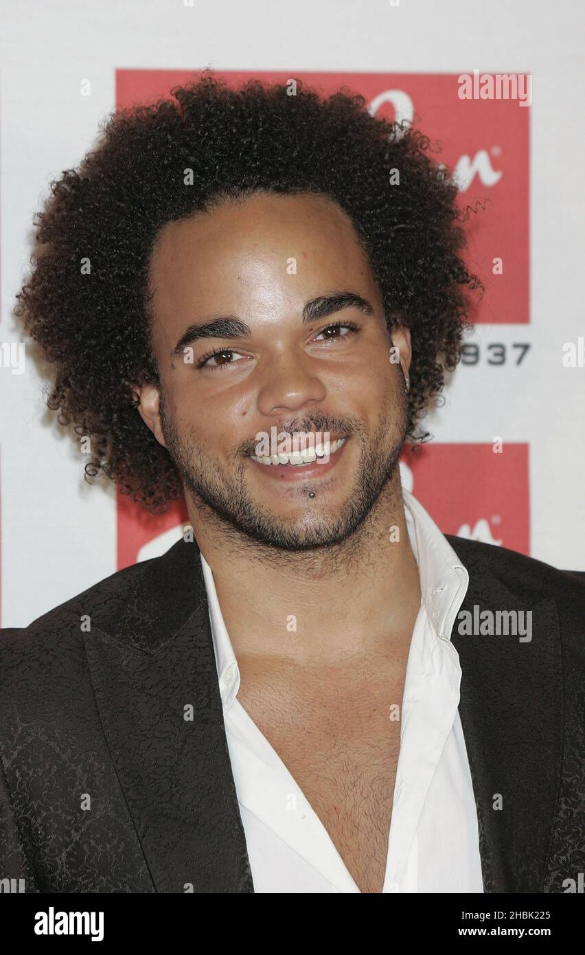 Nate James arriva al Ray-Ban Wayfarer Uncut Sessions Photocall alla Sala da ballo elettrica il 12 dicembre 2006 a Londra. Foto Stock