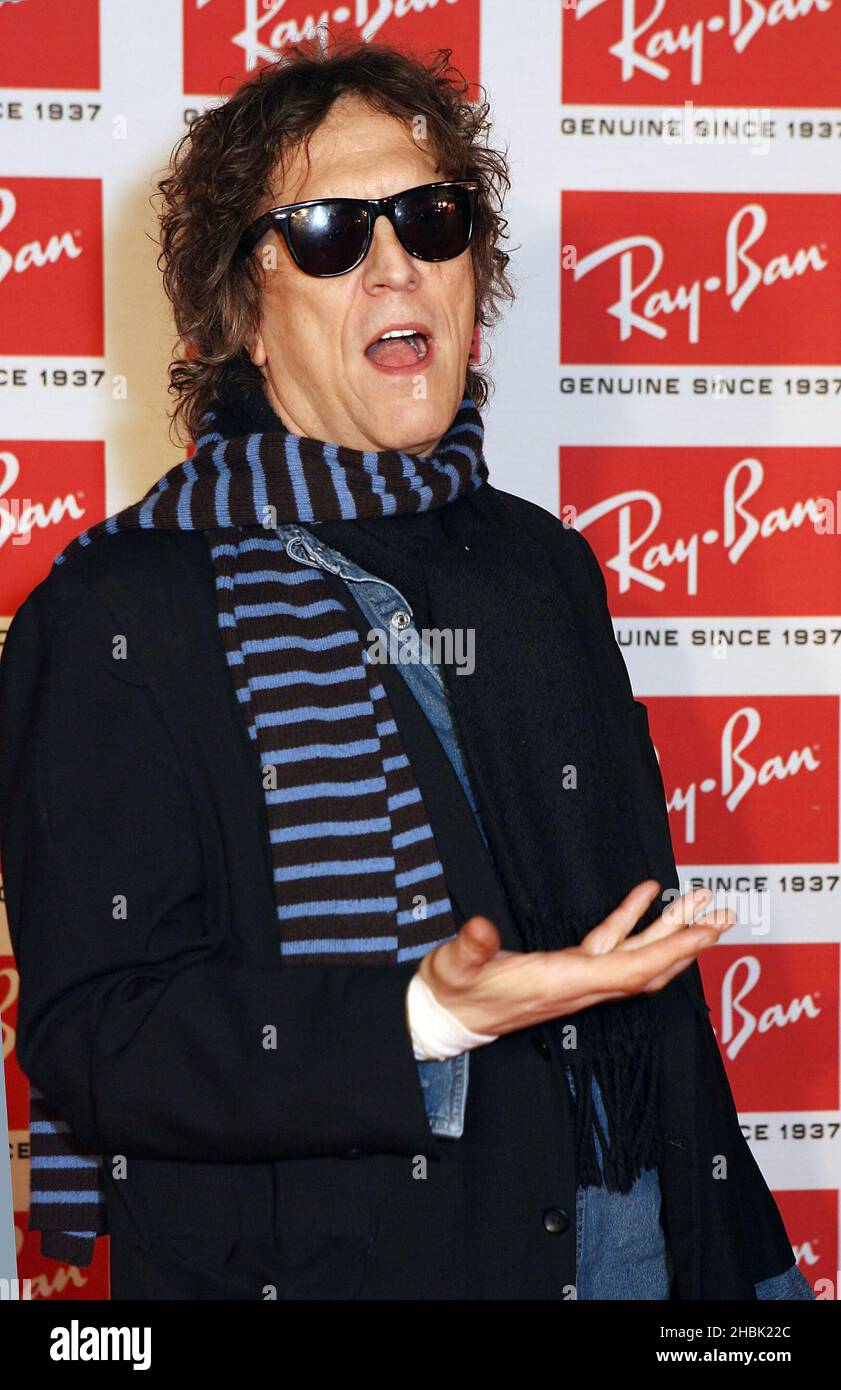 Mick Rock arriva al Ray-Ban Wayfarer Uncut Sessions Photocall alla Sala da ballo elettrica il 12 dicembre 2006 a Londra. Foto Stock