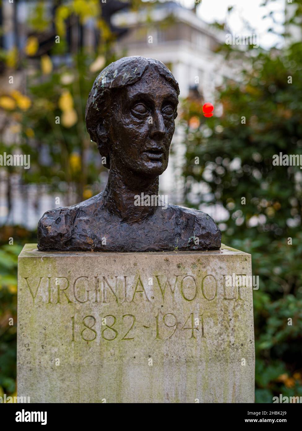 Virginia Woolf Tavistock Square London - Virginia Woolf busto 2004, copia in bronzo di un originale creato dallo scultore Stephen Tomlin nel 1931. Foto Stock