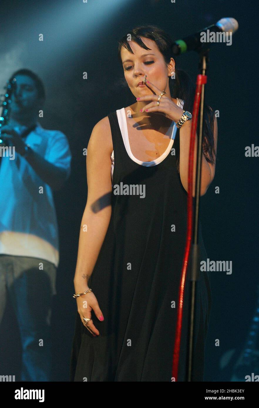 Lily Allen vive in concerto presso l'Hammersmith Apollo di Londra il 12 marzo 2007. Foto Stock