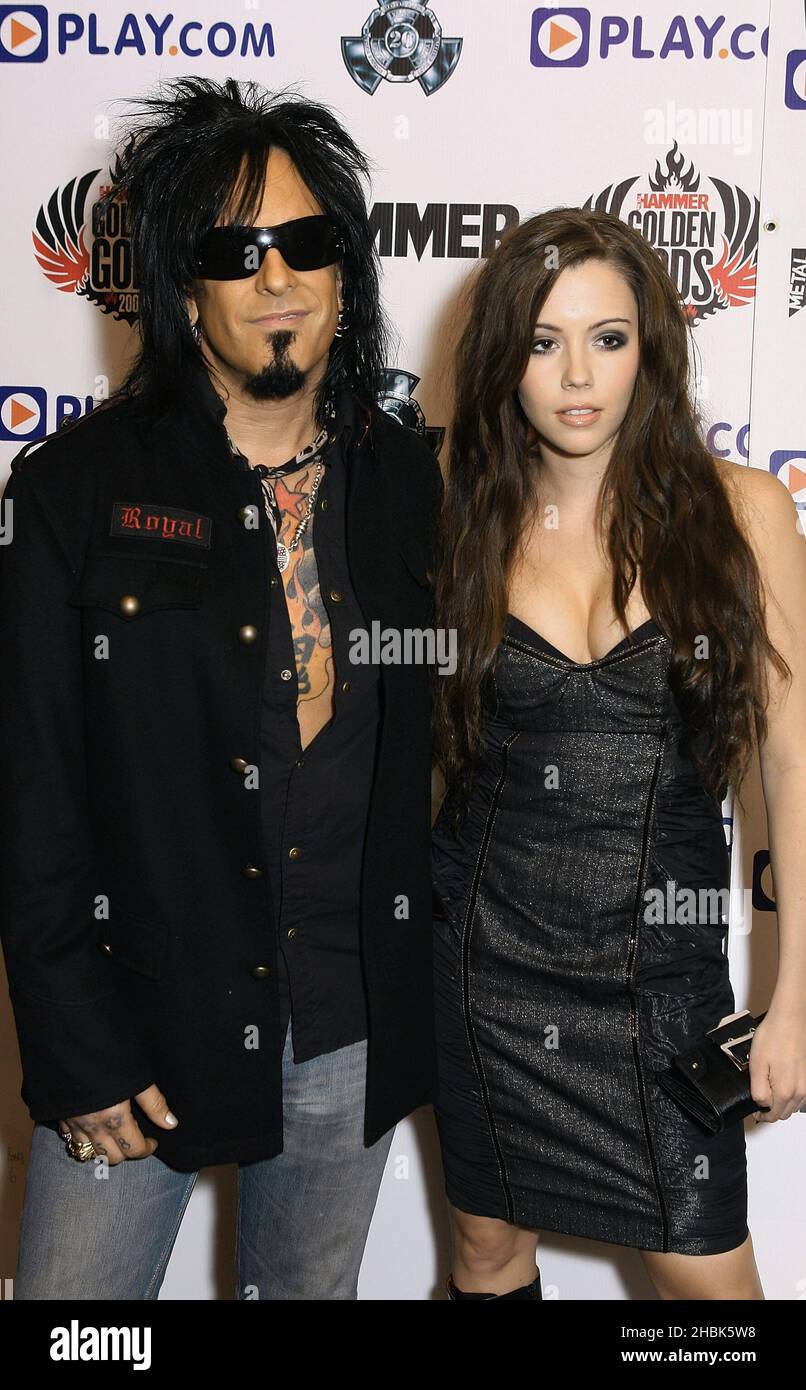 Nikki Sixx di Motley Crue arriva con Marion Raven ai Metal Hammer Awards tenutisi a Koko, nel nord di Londra. Foto Stock