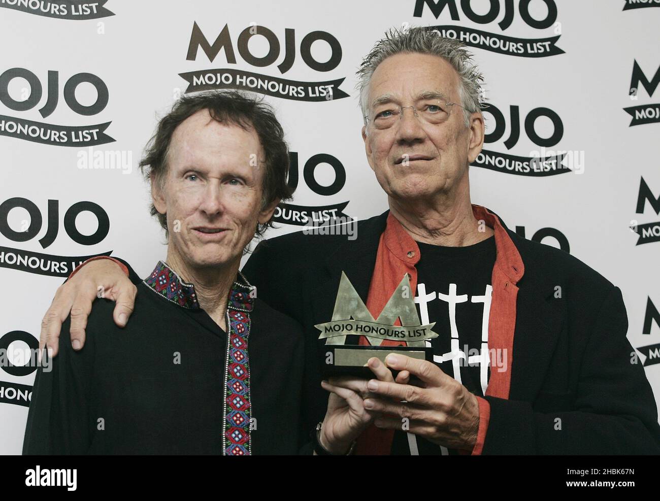 Il chitarrista Robbie Krieger (a sinistra) e il compagno di band Ray Manzarek ai Mojo Awards al The Brewery di Londra. Foto Stock