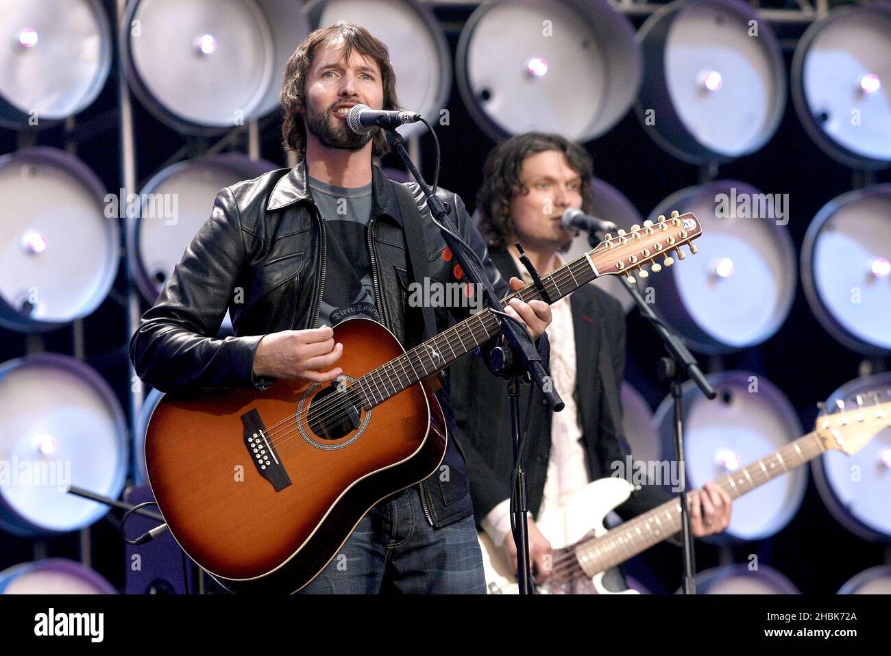 James Blunt si esibisce durante il concerto di beneficenza al Wembley Stadium di Londra. Foto Stock