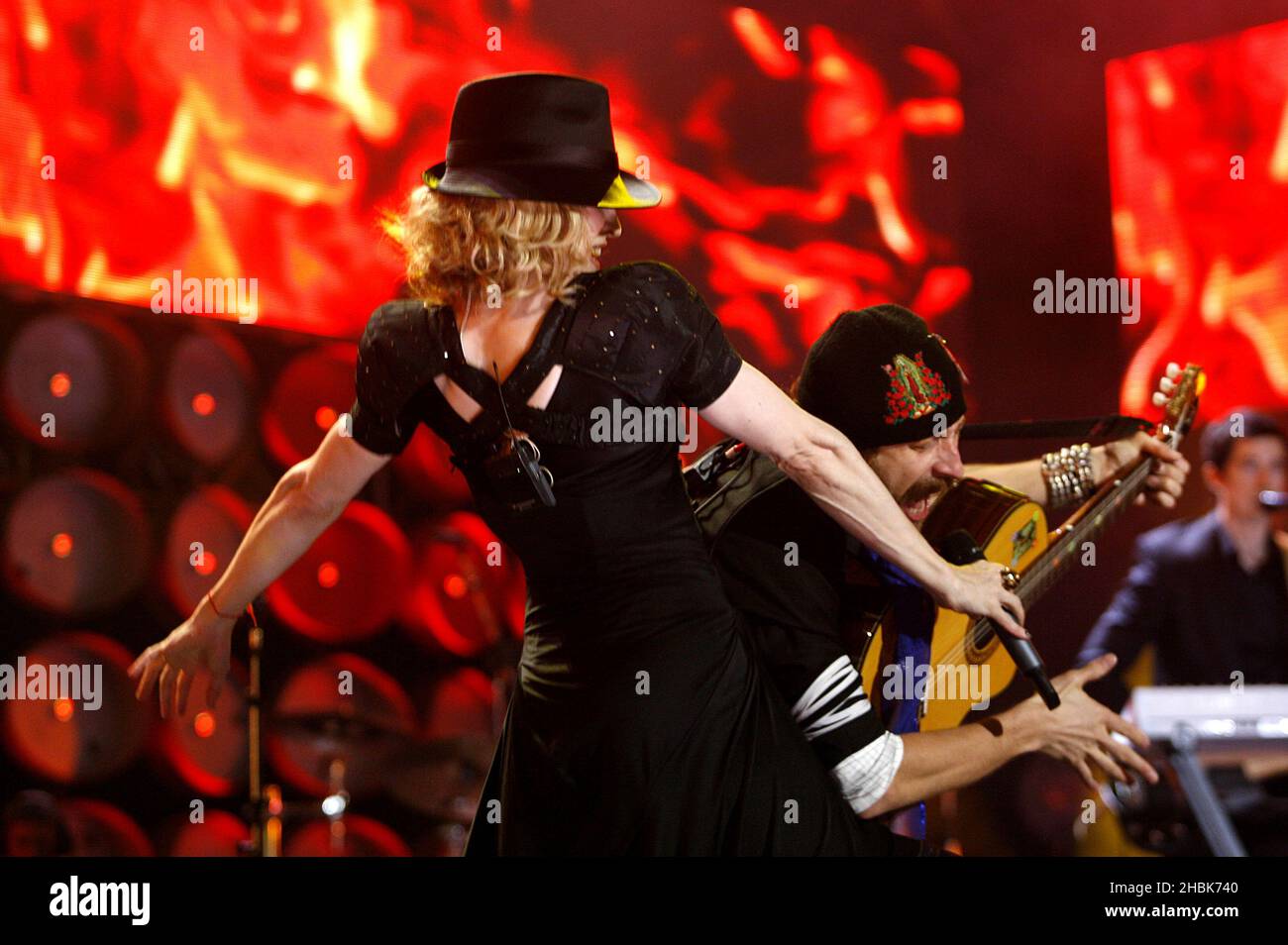 Madonna e il cantante ucraino Eugene Hutz suonano durante il concerto di beneficenza Live Earth allo stadio Wembley di Londra. Foto Stock