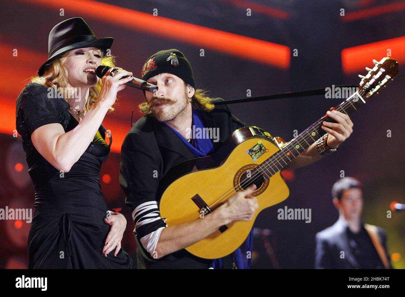 Madonna e il cantante ucraino Eugene Hutz suonano durante il concerto di beneficenza Live Earth allo stadio Wembley di Londra. Foto Stock