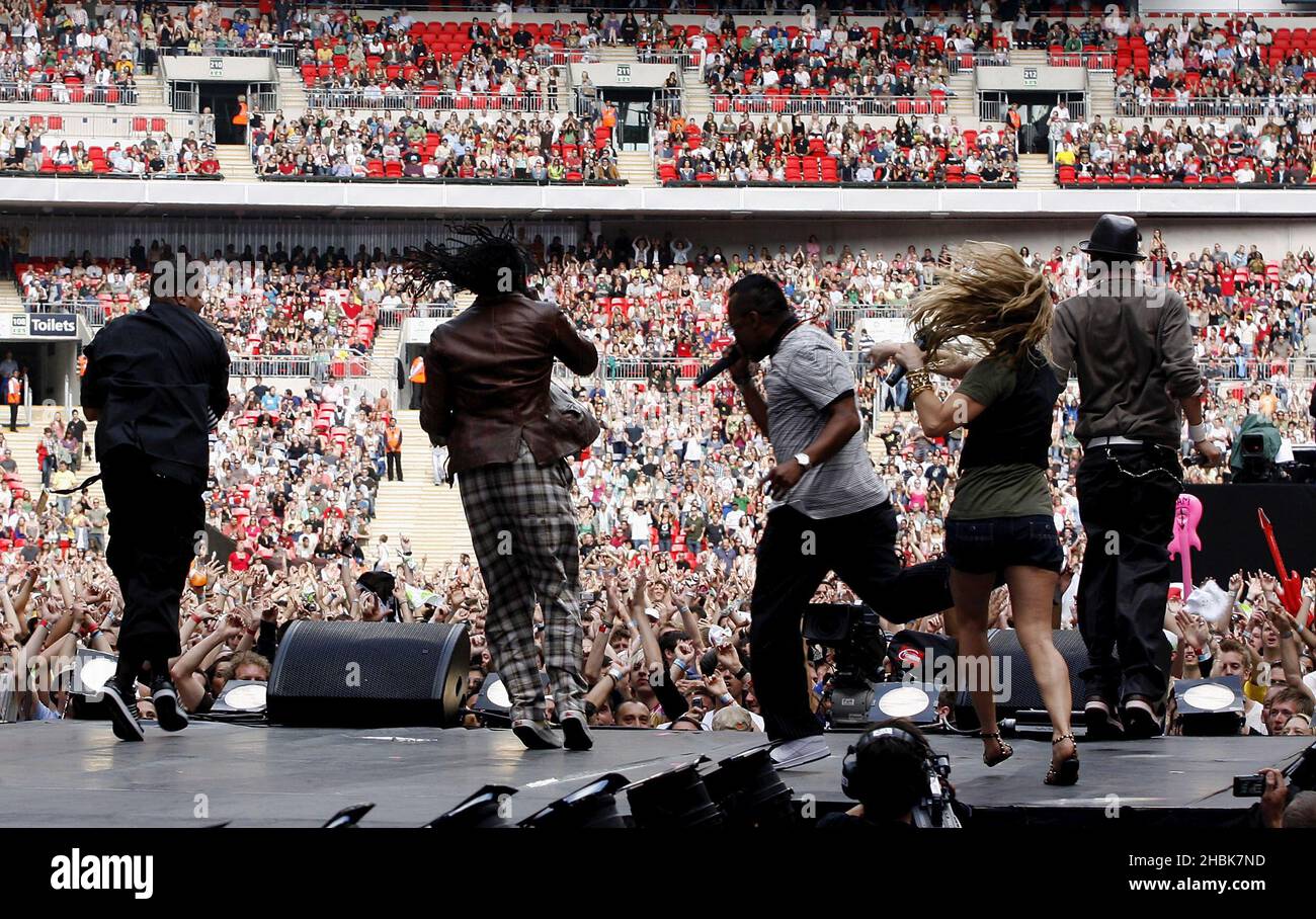 Fergie e Timbaland dei Black Eyed Peas si esibiscono durante il concerto di beneficenza al Wembley Stadium di Londra. Foto Stock