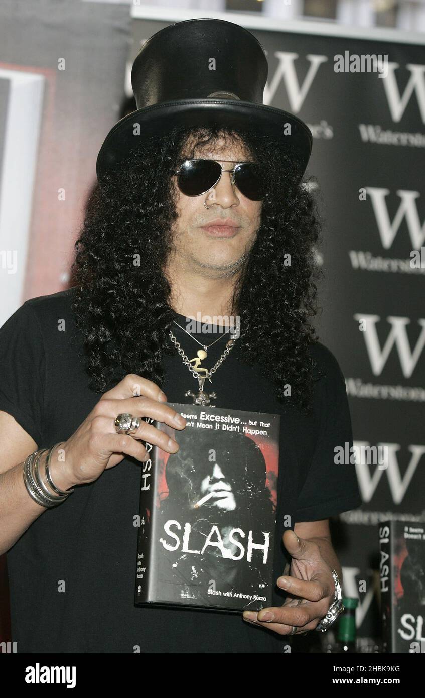 Ex chitarrista di Guns N' Roses, Slash, presso la libreria di Waterstone per firmare copie di autobiografia, 'Slash', un racconto della sua vita nella leggendaria rock band. Foto Stock