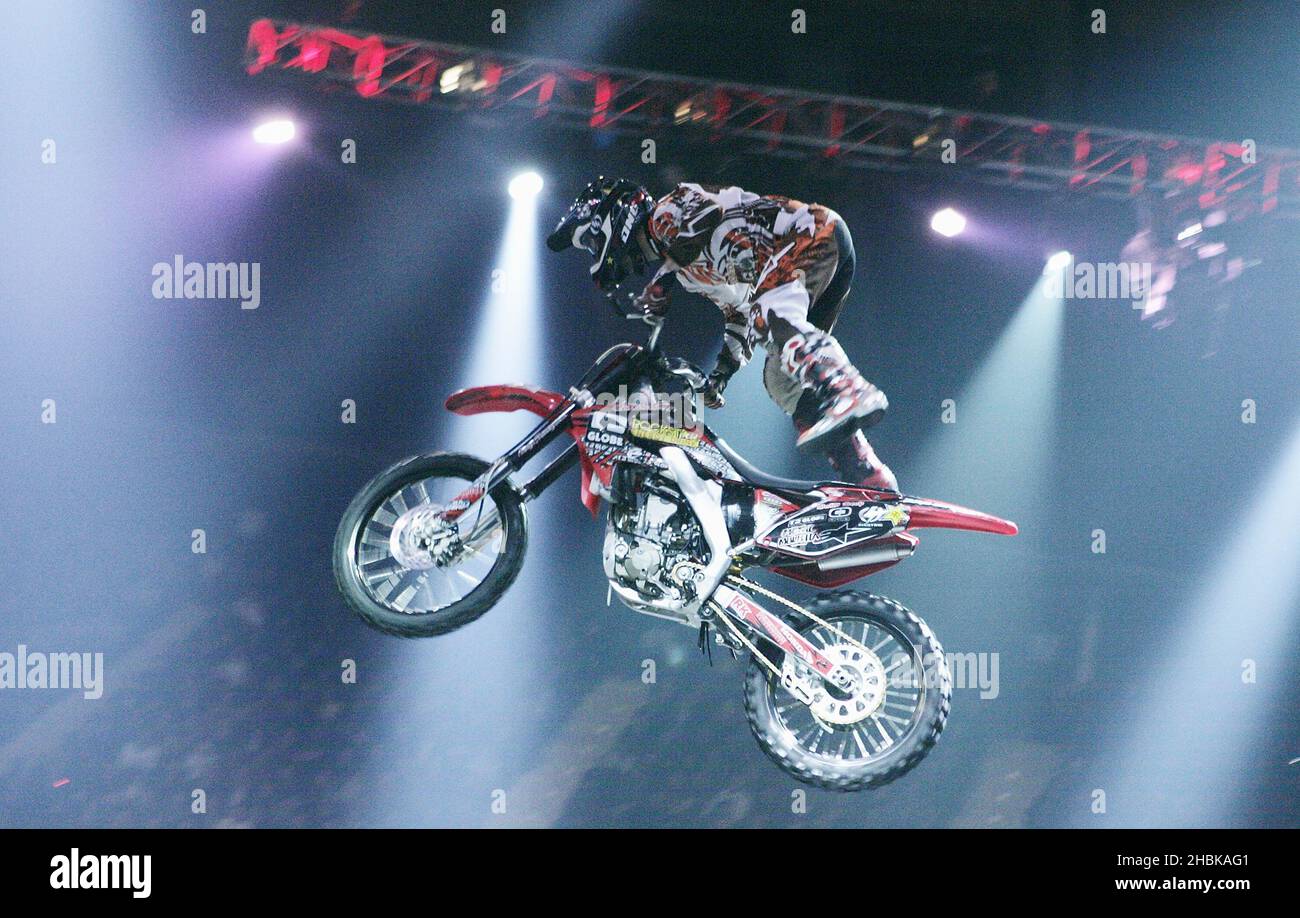 Il Crosty Demons Freestyle Motorcross Daredevil Team si esibirà durante il "Unleash Hell Tour" alla Wembley Arena di Londra. Foto Stock