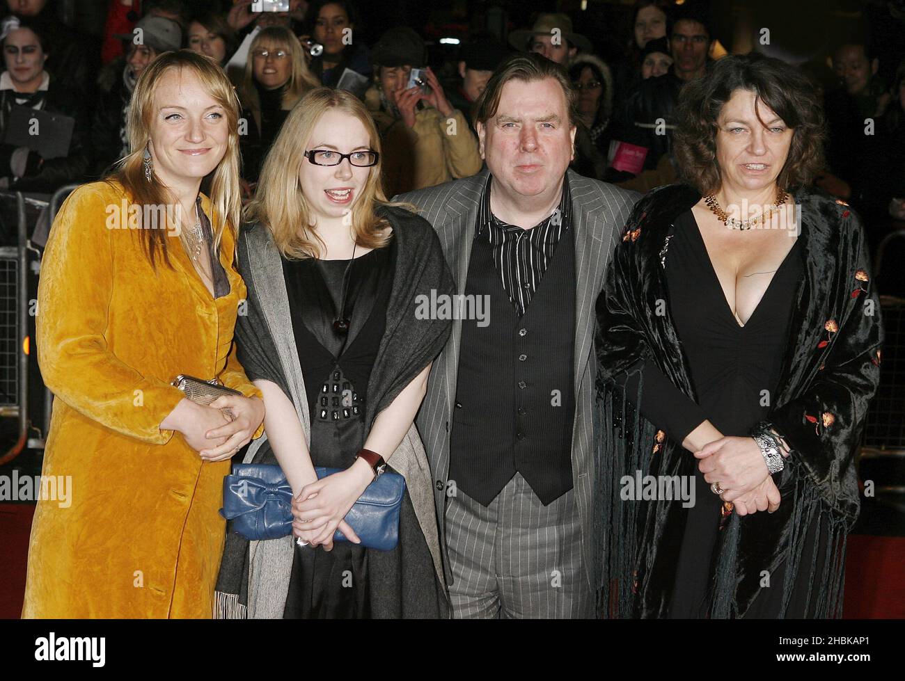 Timothy Spalding e gli ospiti arrivano per la prima di Sweeney Todd: The Demon Barber of Fleet Street all'Odeon West End Cinema, Leicester Square, Londra. Foto Stock