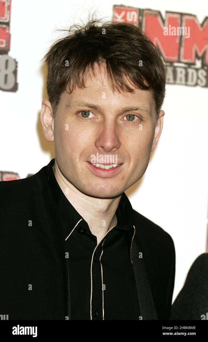 Alex Kapranos di Franz Ferdinand arriva per gli Shockwaves NME Awards 2008 all'Arena O2 di Londra. Foto Stock