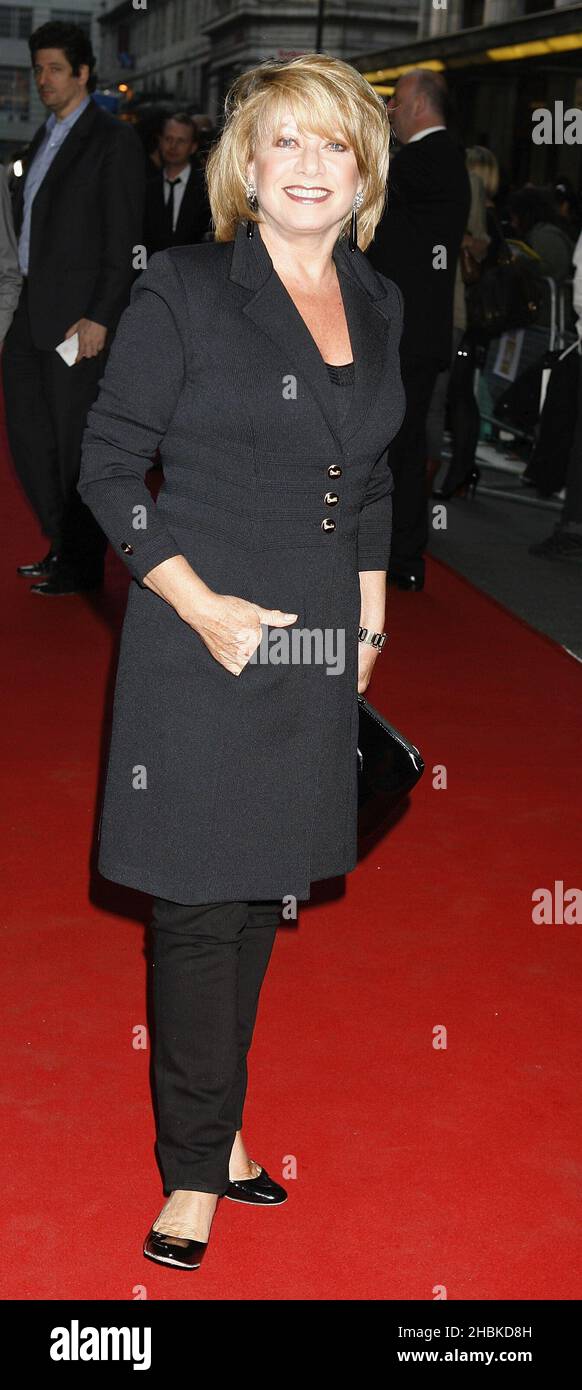 Elaine Paige arriva per la serata di Gala di Take That's West End, "Never Forget", al Savoy Theatre di Londra. Foto Stock