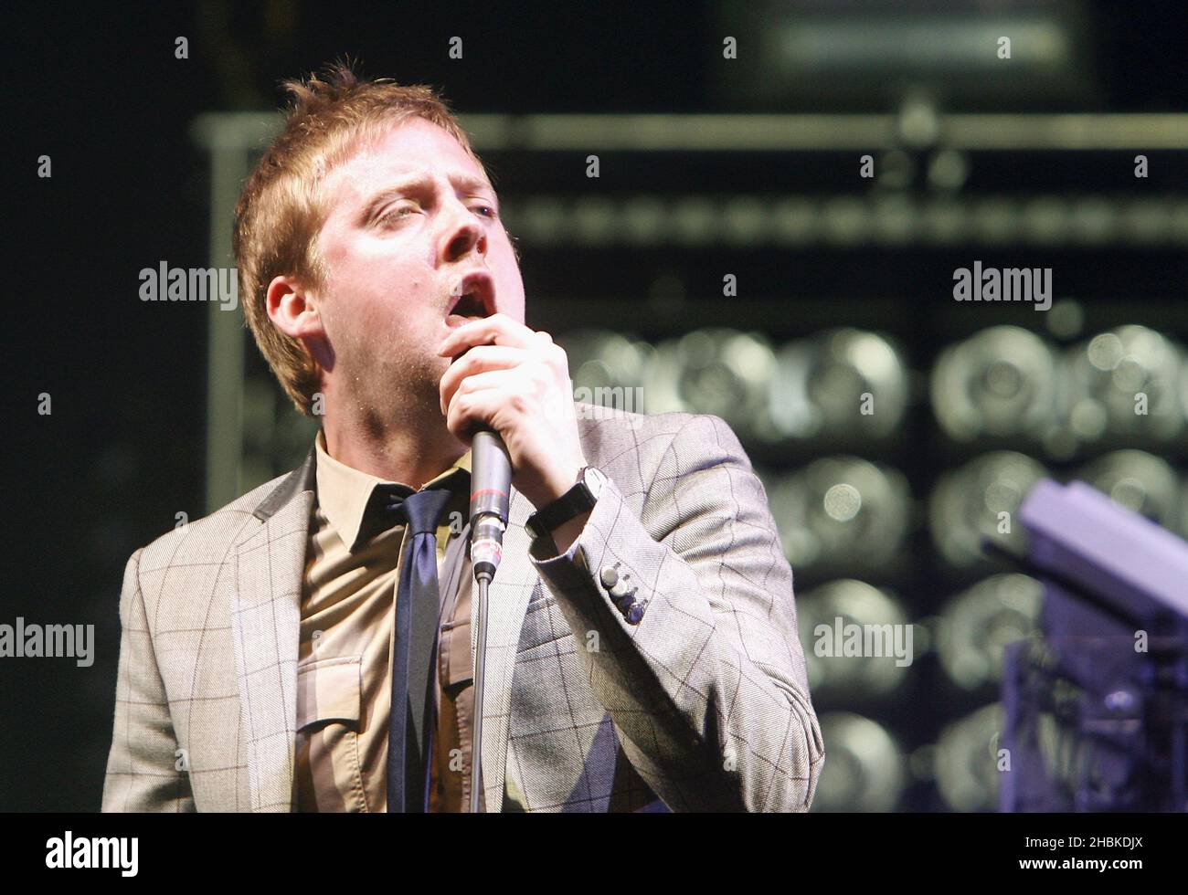 Ricky Wilson of Kaiser Chiefs si esibisce dal vivo sul palco al Festival dell'Isola di Wight. Foto Stock