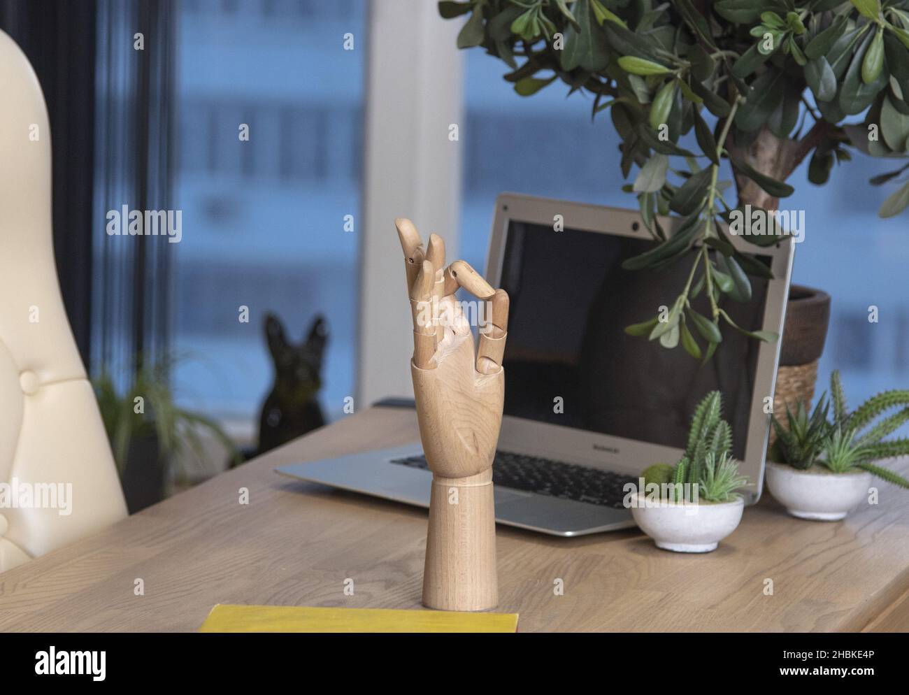 La mano di legno mostra che tutto è ok. Foto Stock