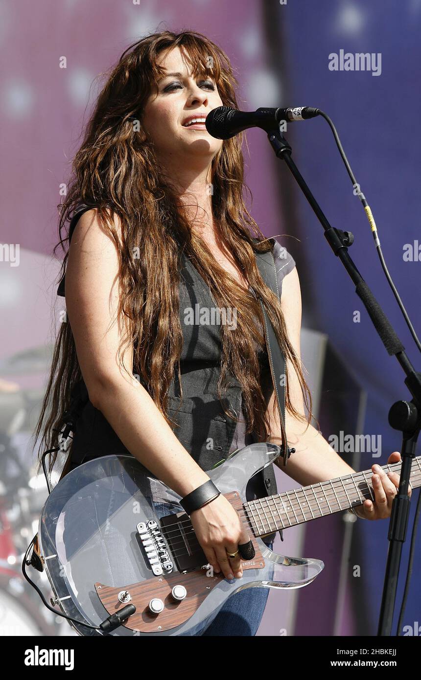 Alanis Morissette suona al V Festival, Hylands Park, Chelmsford, Essex. Foto Stock